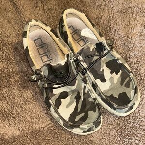 Men’s size 8 Hey Dude camo shoes fits women 9.5-10
